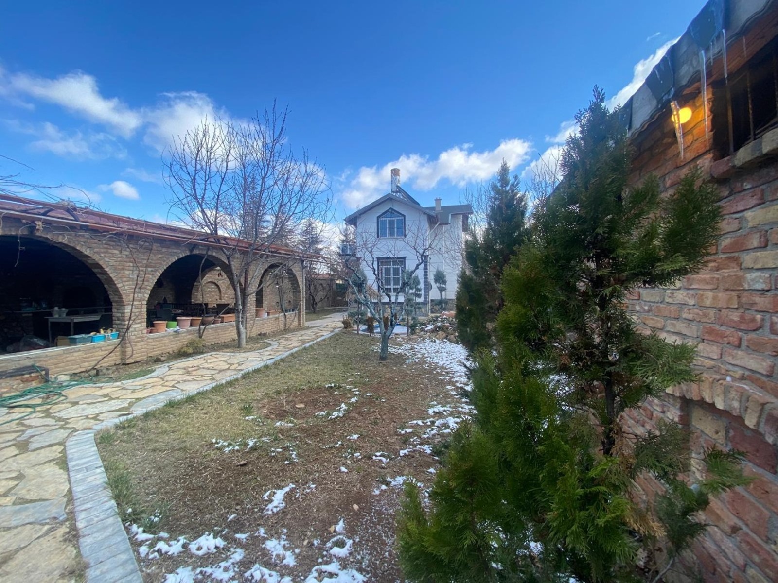 HATIP MAH 1.350m² İÇİNDE MÜSTAKİL FULL EŞYALI VİLLA